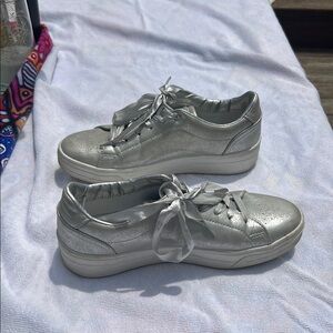Ellesse Silver Sneakers Sleek Modern Design